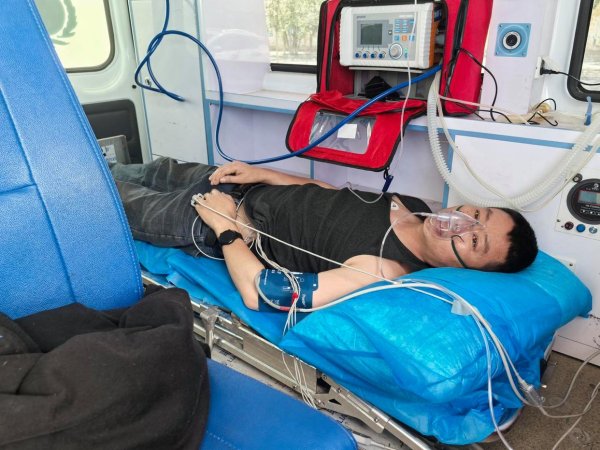 凤凰配资 男子被剧毒阿拉善蝮蛇咬伤,因无血清想放弃治疗,警车转运700公里救命