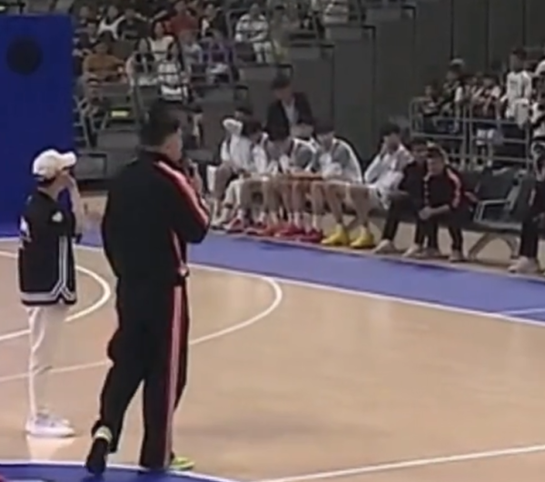 国荣配资 广东球迷嘉年华！现场喊冠军口号，崔永熙+3外领球衣，奎因送暴扣